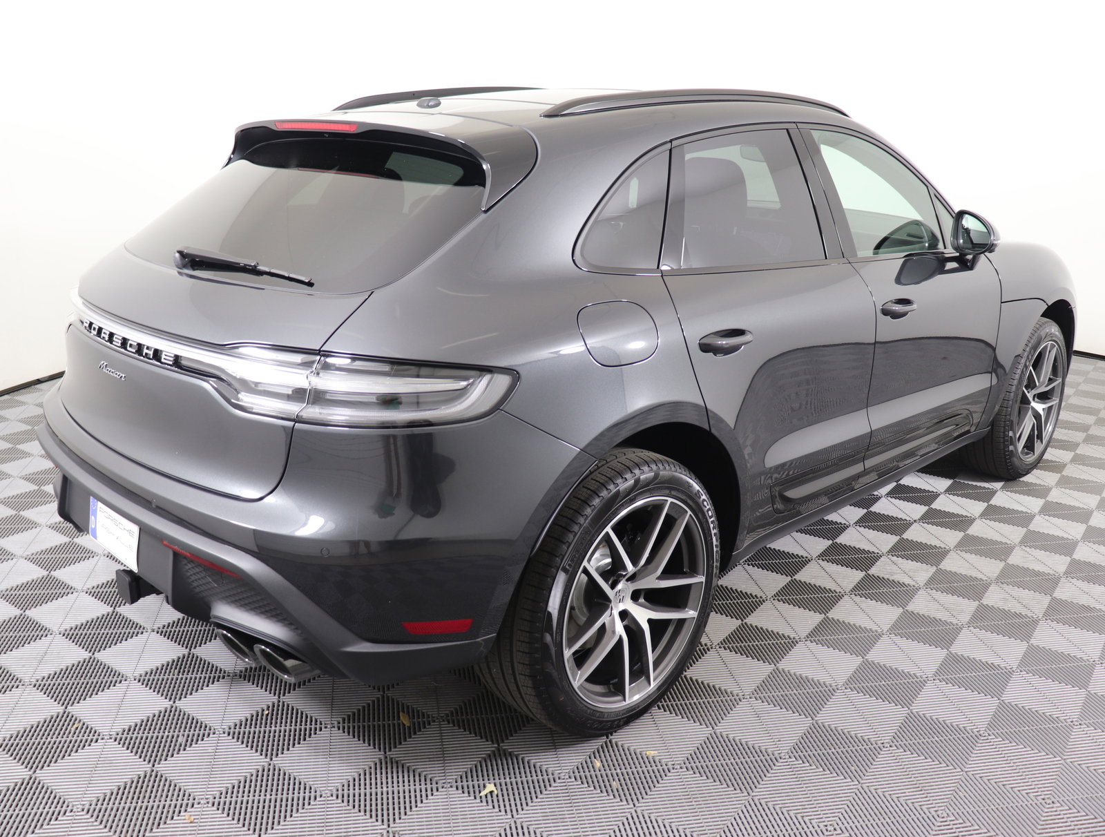 Used 2025 Porsche Macan image 9