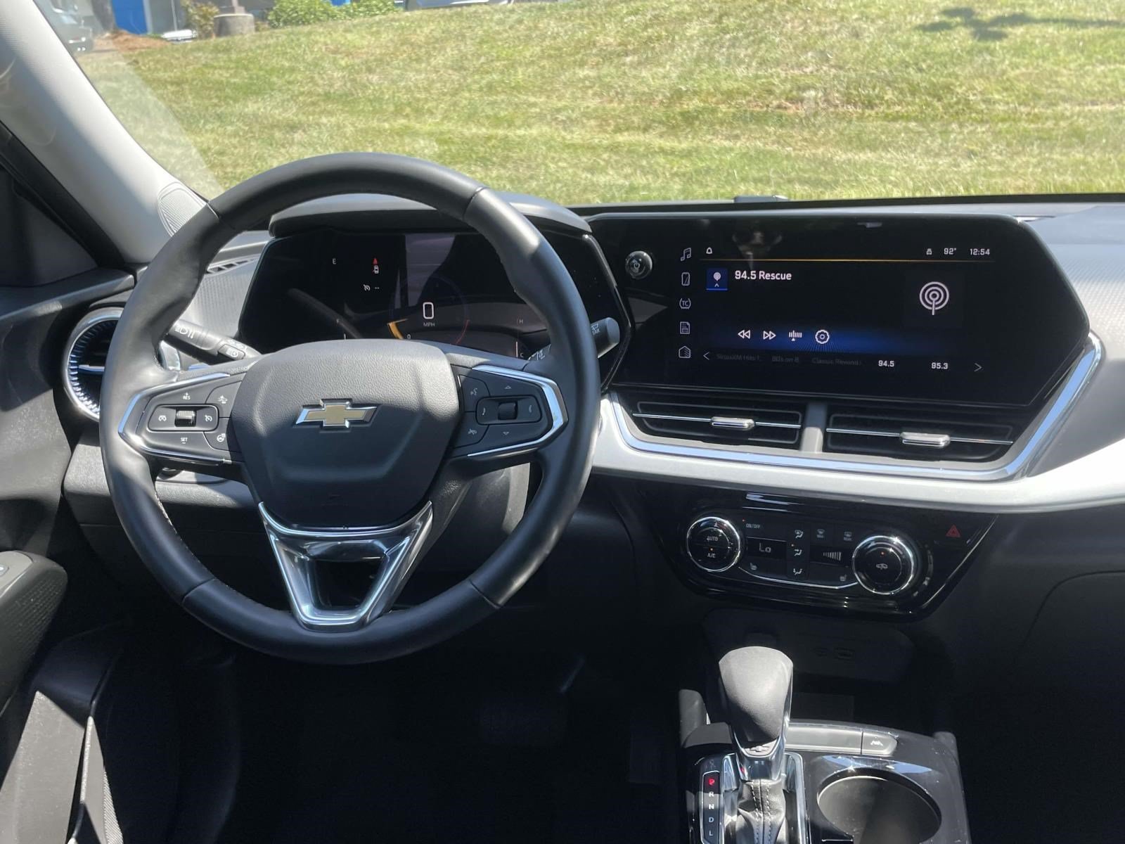 Used 2025 Chevrolet Trax LT w/ LT Convenience Package FWD image 11