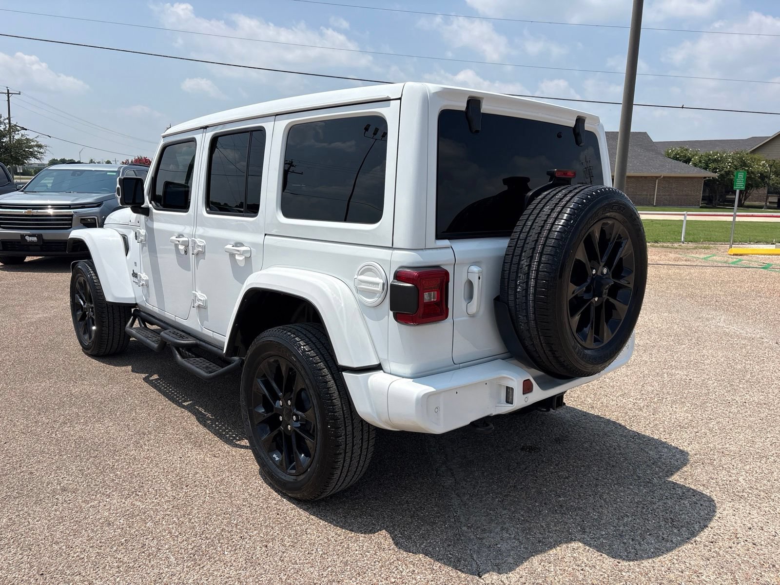 Used 2021 Jeep Wrangler Unlimited Sahara AWD/4WD image 3