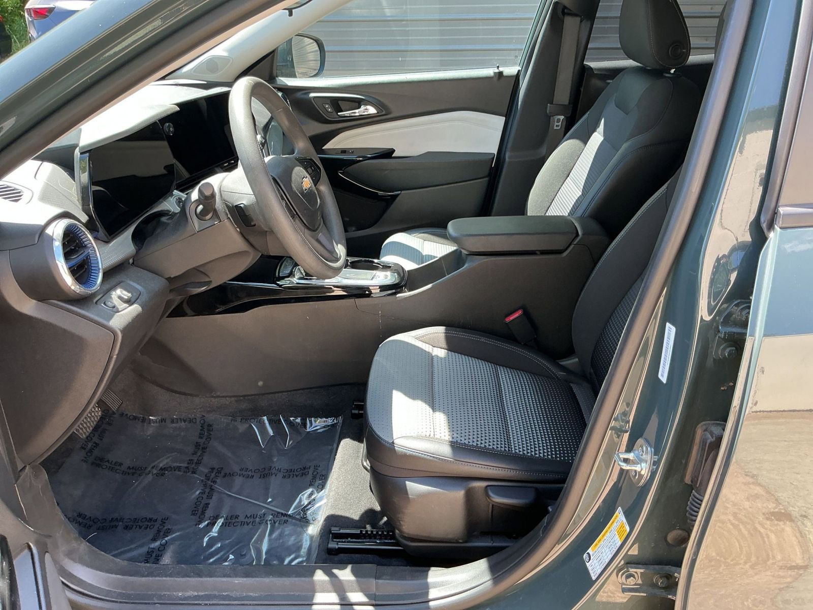 Used 2025 Chevrolet Trax LT FWD image 22