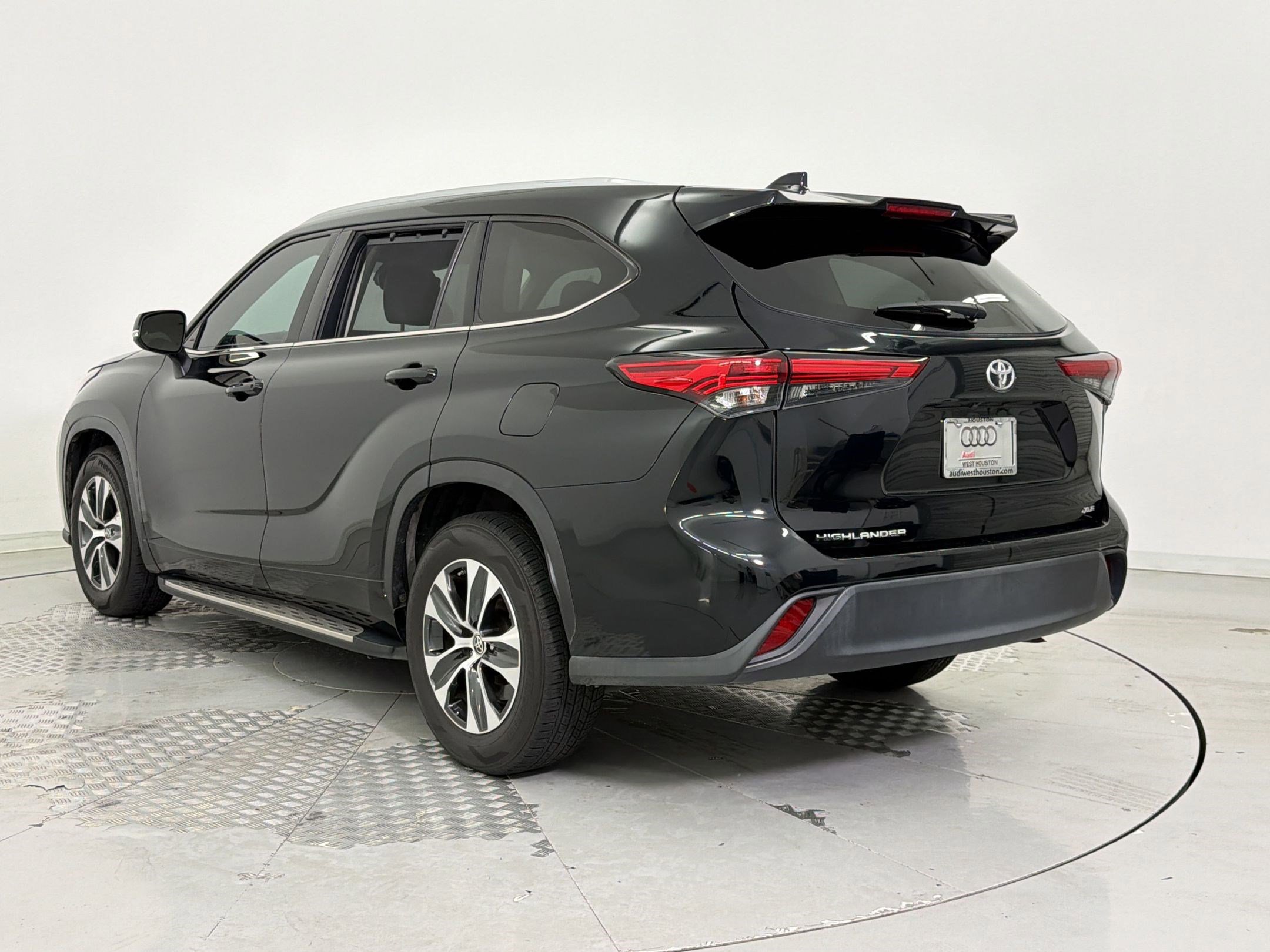 Used 2022 Toyota Highlander XLE FWD image 3