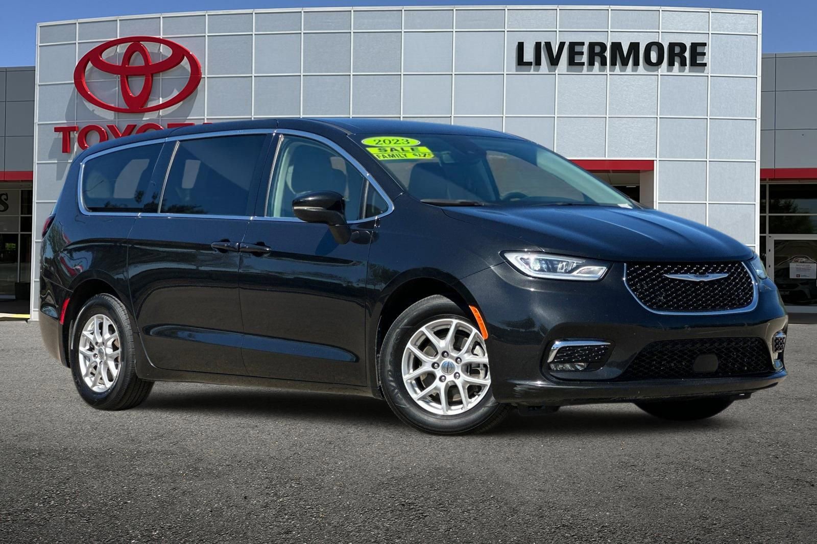 Used 2023 Chrysler Pacifica Touring-L image 2