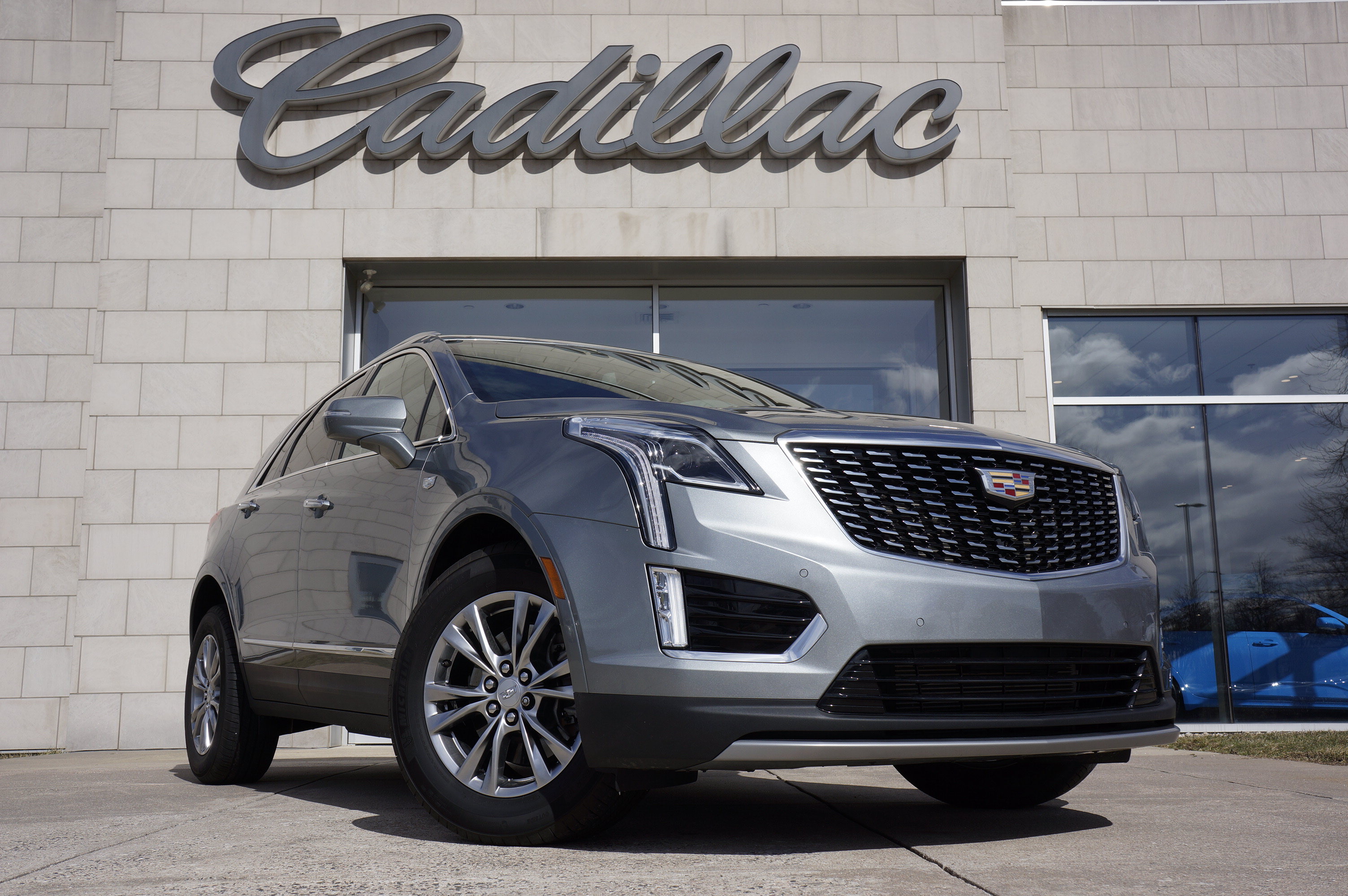 New 2025 Cadillac XT5 Luxury AWD/4WD image 1