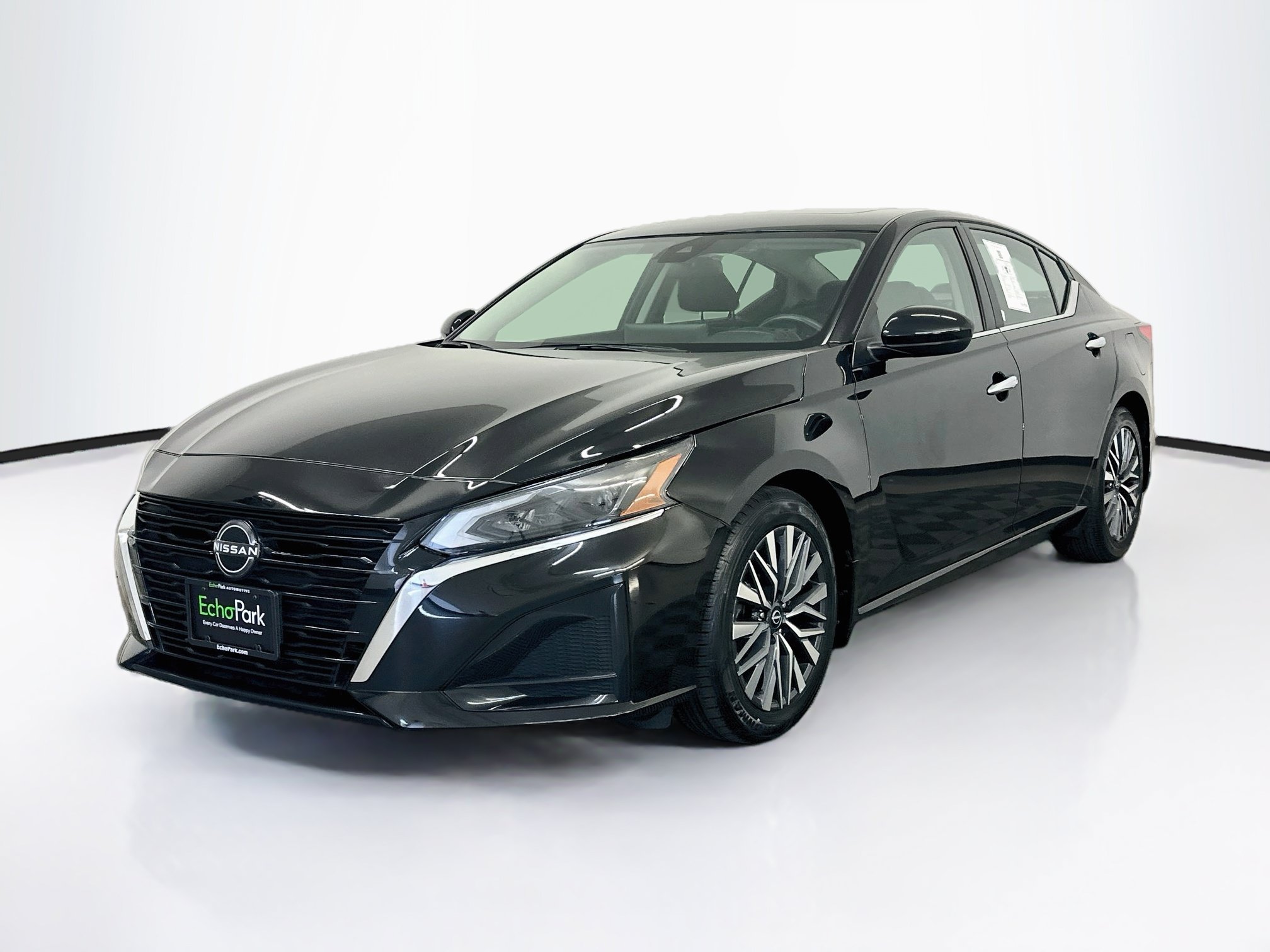 Used 2023 Nissan Altima 2.5 SV w/ SV Premium Package FWD image 3