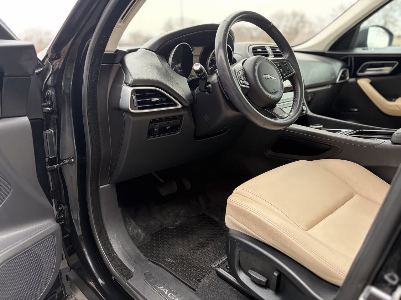 Used 2018 Jaguar F-PACE Premium image 9