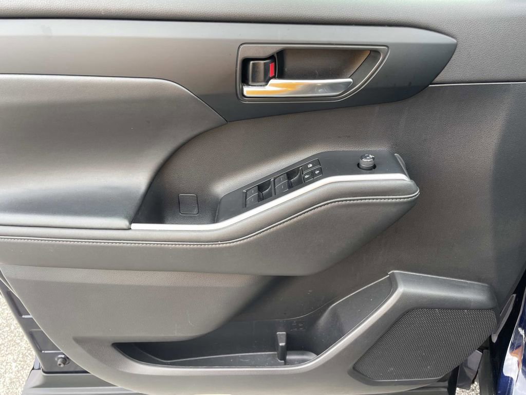 Used 2023 Toyota Highlander XLE image 18