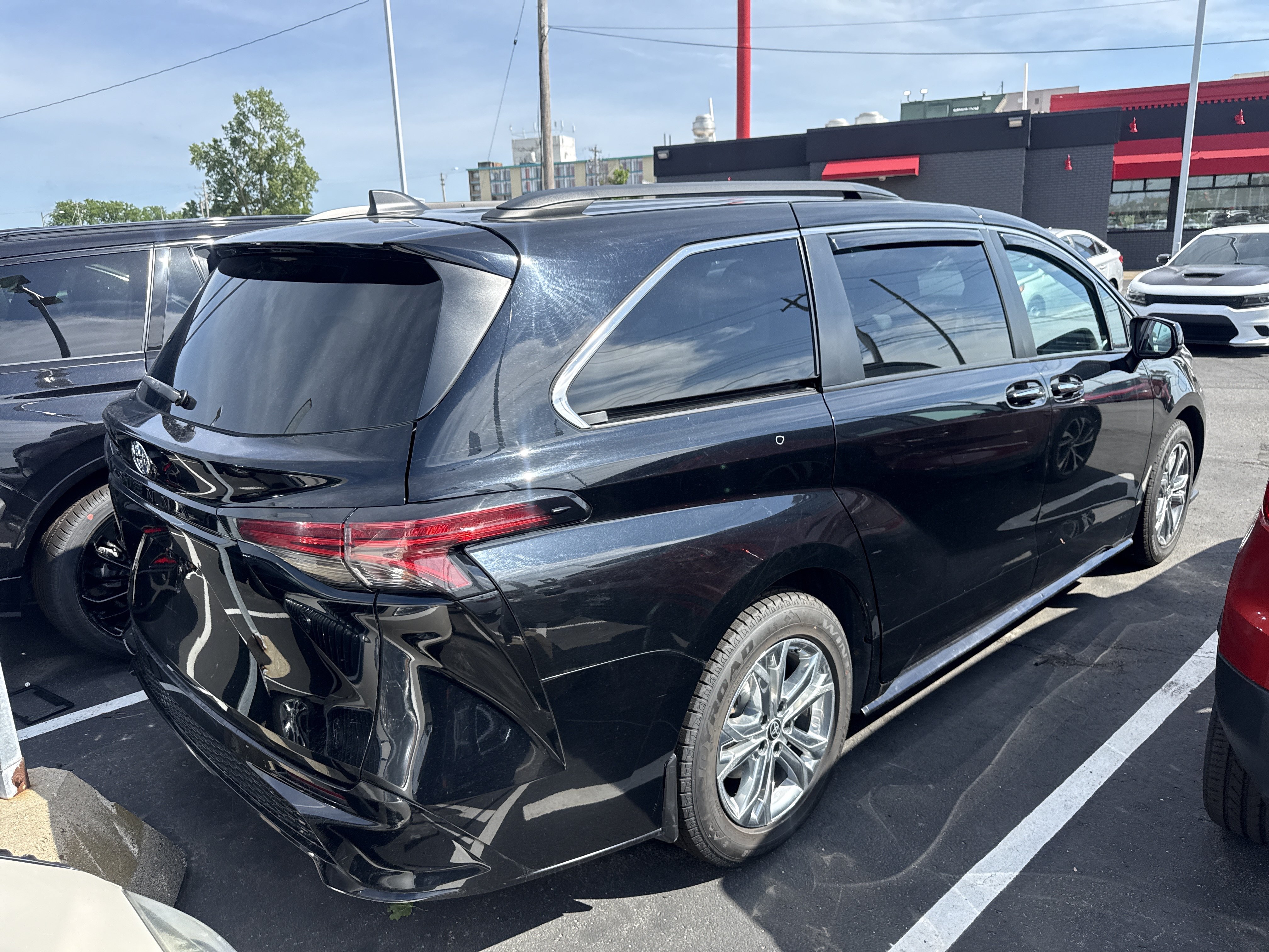 Used 2021 Toyota Sienna XSE AWD/4WD image 3