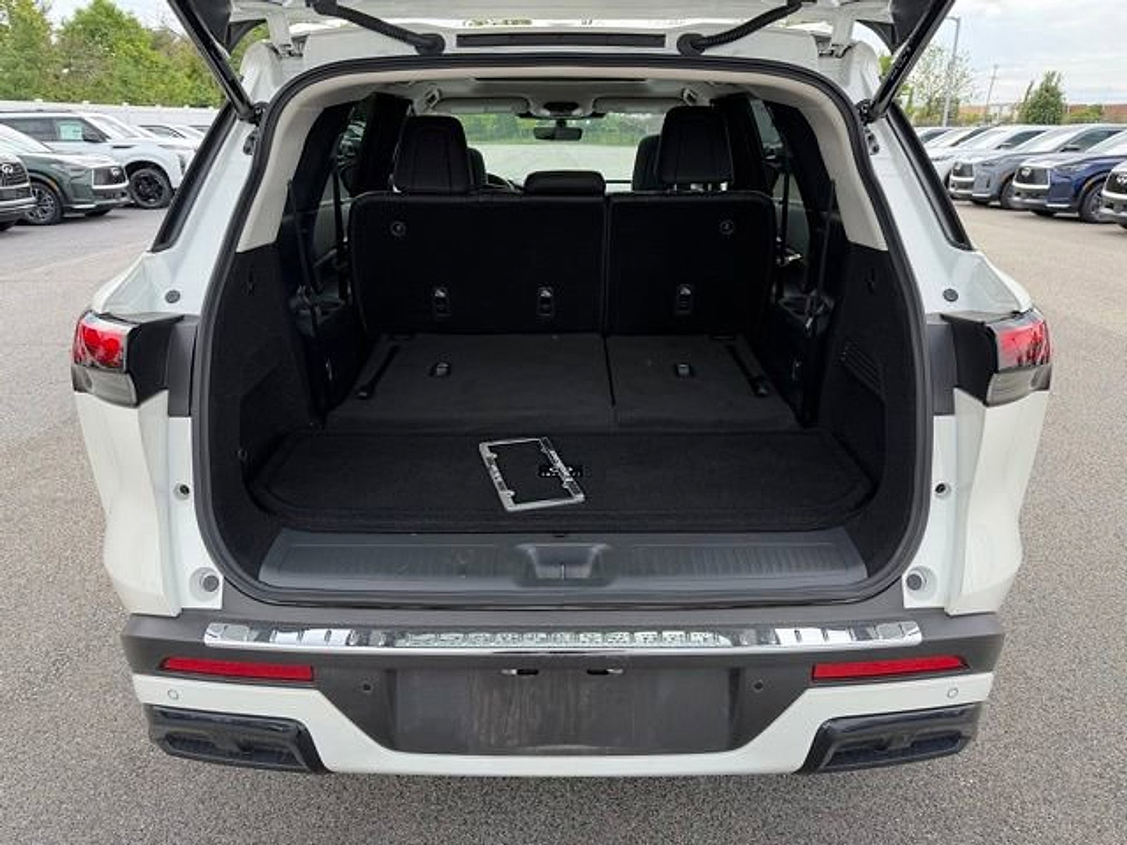 Certified 2025 INFINITI QX60 Luxe w/ Cargo Package AWD/4WD image 18