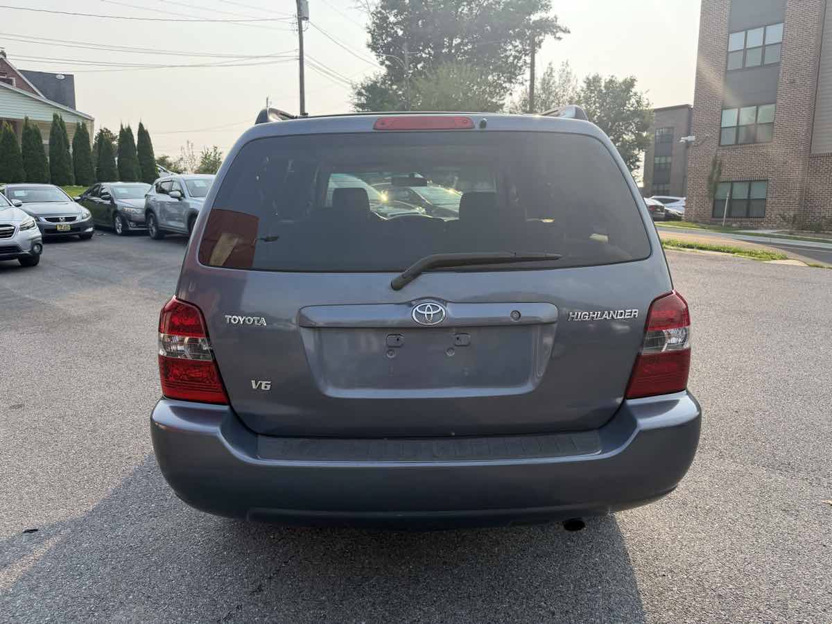 Used 2005 Toyota Highlander 2WD V6 w/ 3rd Row image 6