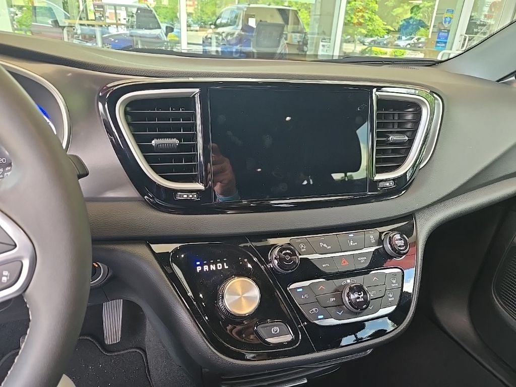 Used 2025 Chrysler Pacifica Select FWD image 9