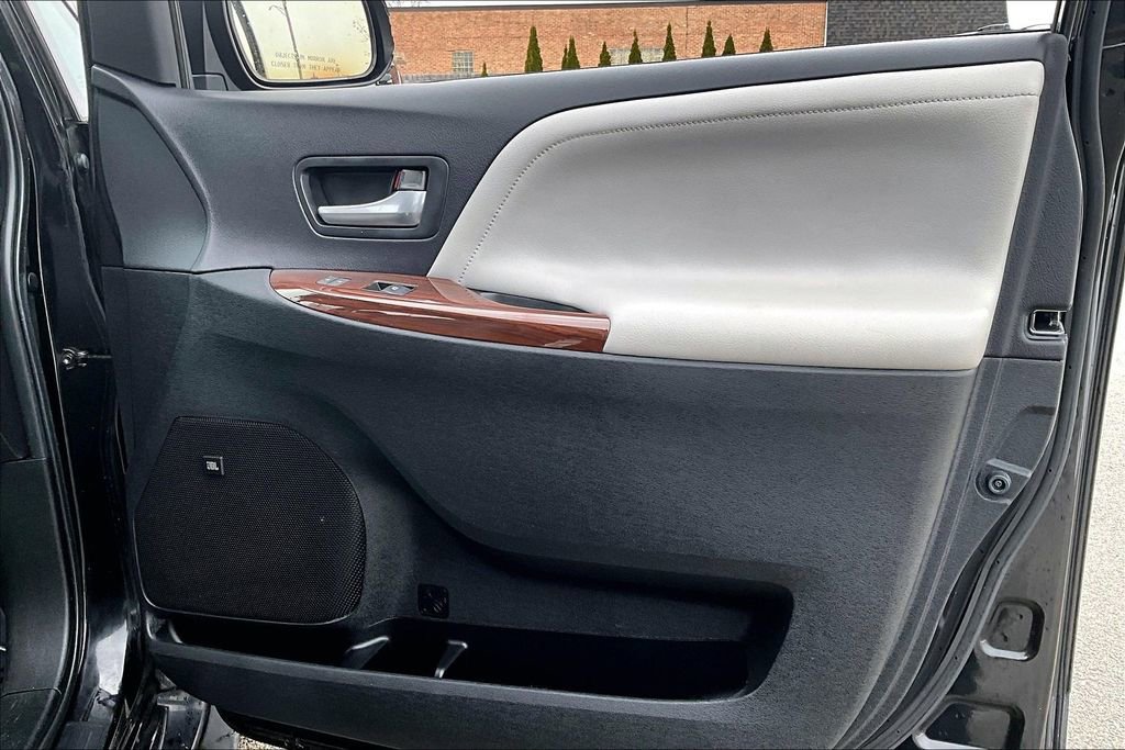 Used 2017 Toyota Sienna Limited Premium image 24