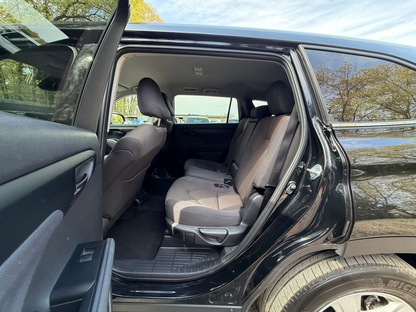 Used 2025 Toyota Highlander LE FWD image 27
