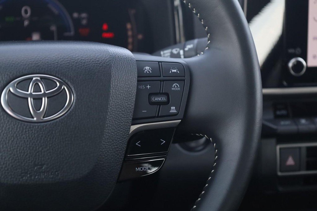 Certified 2025 Toyota Camry SE FWD image 9