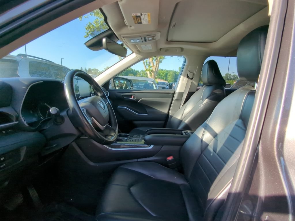 Used 2022 Toyota Highlander XLE AWD/4WD image 5