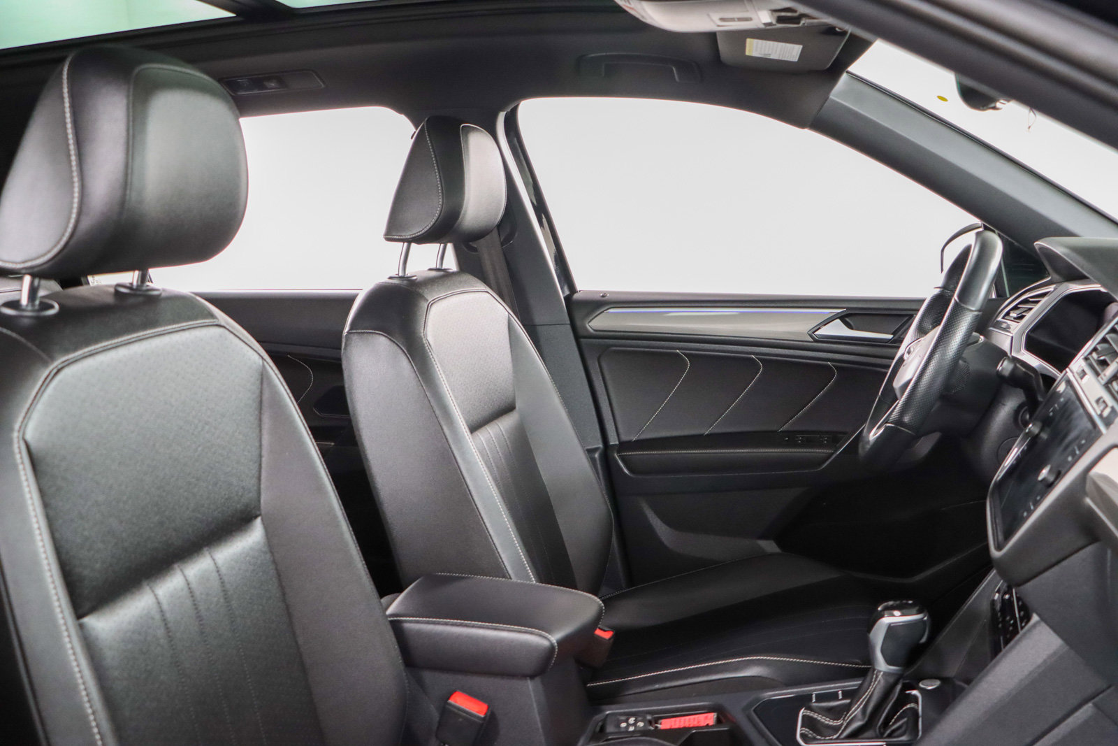 Used 2022 Volkswagen Tiguan SE R-Line image 27