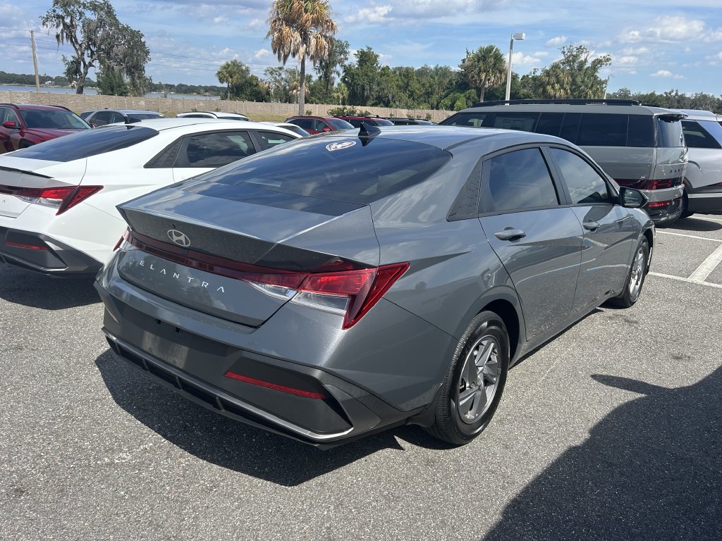 Certified 2025 Hyundai Elantra SE FWD image 4