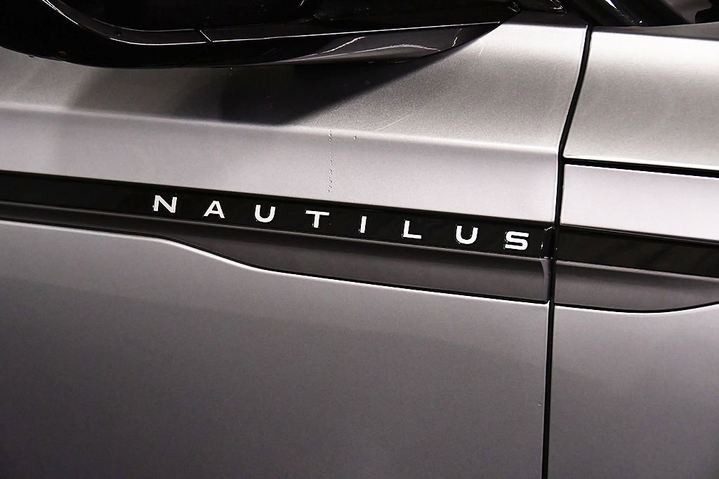 Used 2025 Lincoln Nautilus Reserve w/ Jet Appearance Package image 10
