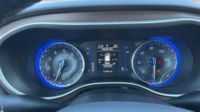 Used 2022 Chrysler Voyager LX FWD image 15