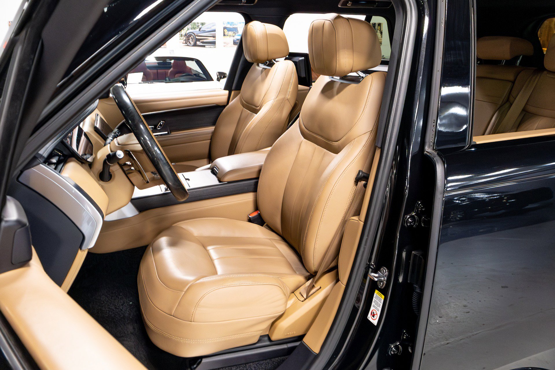 Used 2024 Land Rover Range Rover SE image 6
