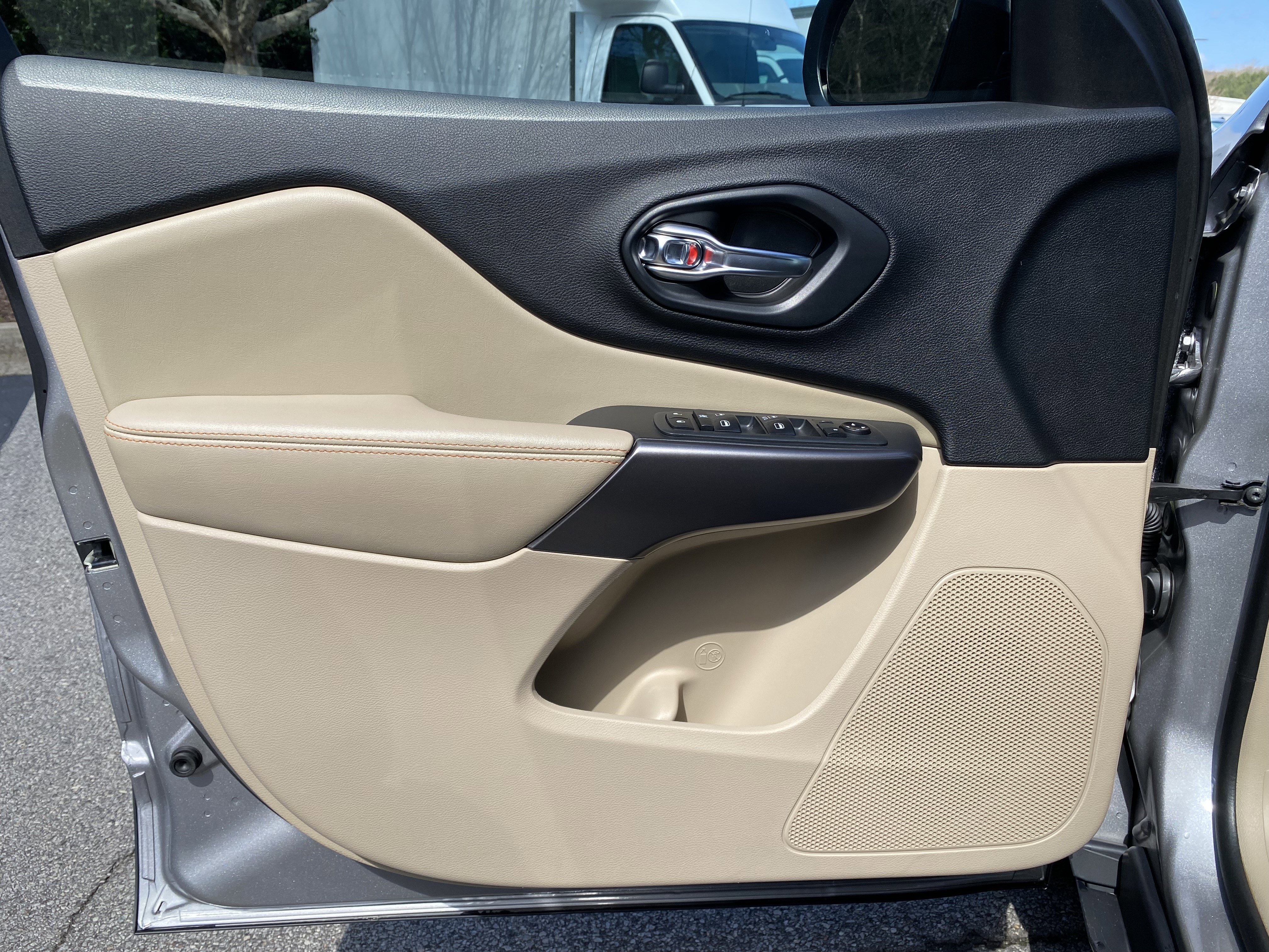 Used 2020 Jeep Cherokee Latitude w/ Cold Weather Group image 15