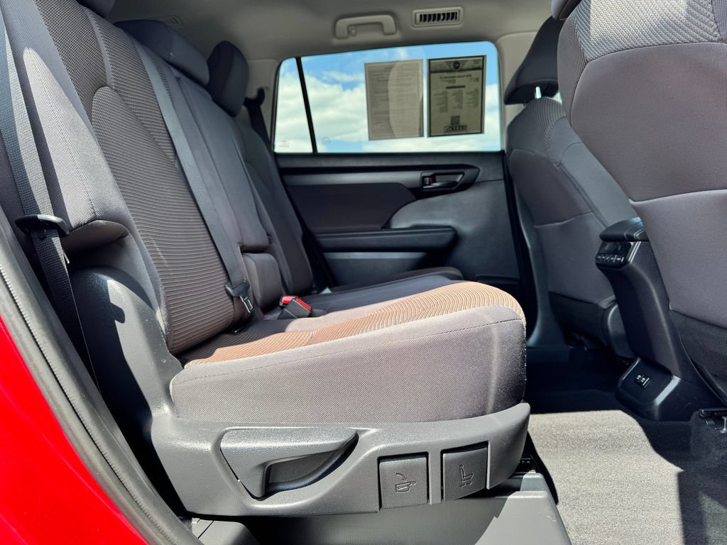 Used 2020 Toyota Highlander LE AWD/4WD image 14