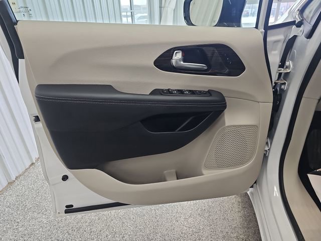 Used 2024 Chrysler Pacifica Limited FWD image 10