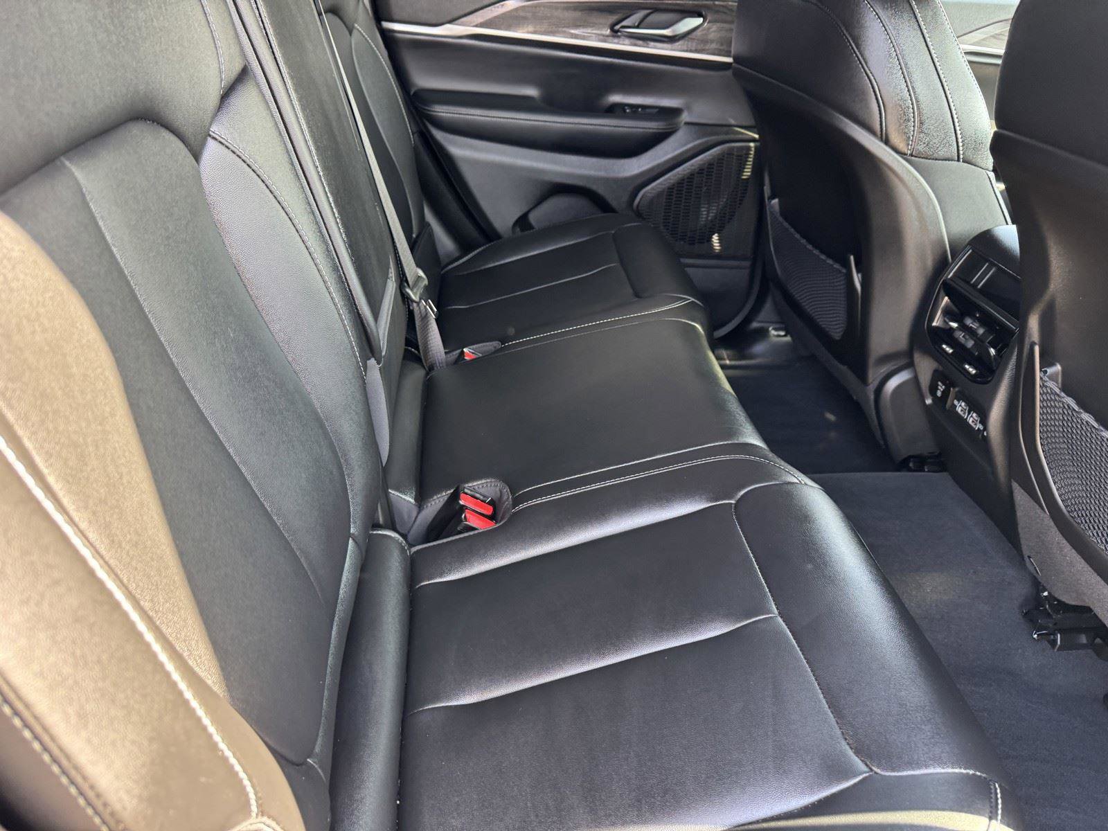 Certified 2024 Jeep Grand Cherokee Limited w/ Black Appearance Package AWD/4WD image 11