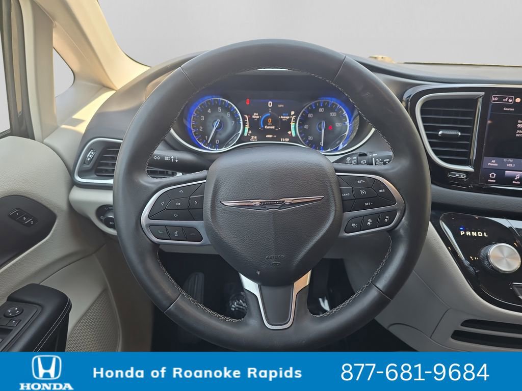 Used 2023 Chrysler Pacifica Touring-L image 13