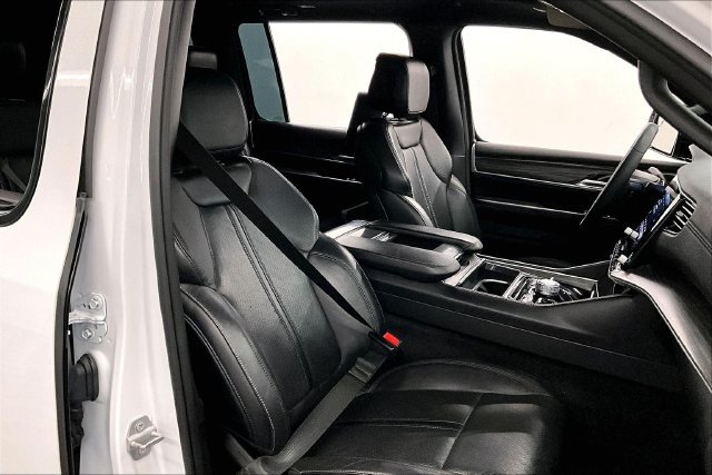 Used 2023 Jeep Wagoneer Series III w/ Premium Group I AWD/4WD image 8