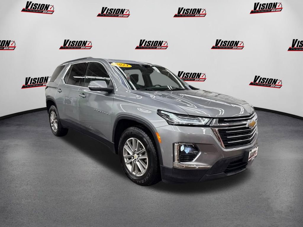 Used 2023 Chevrolet Traverse LT image 3