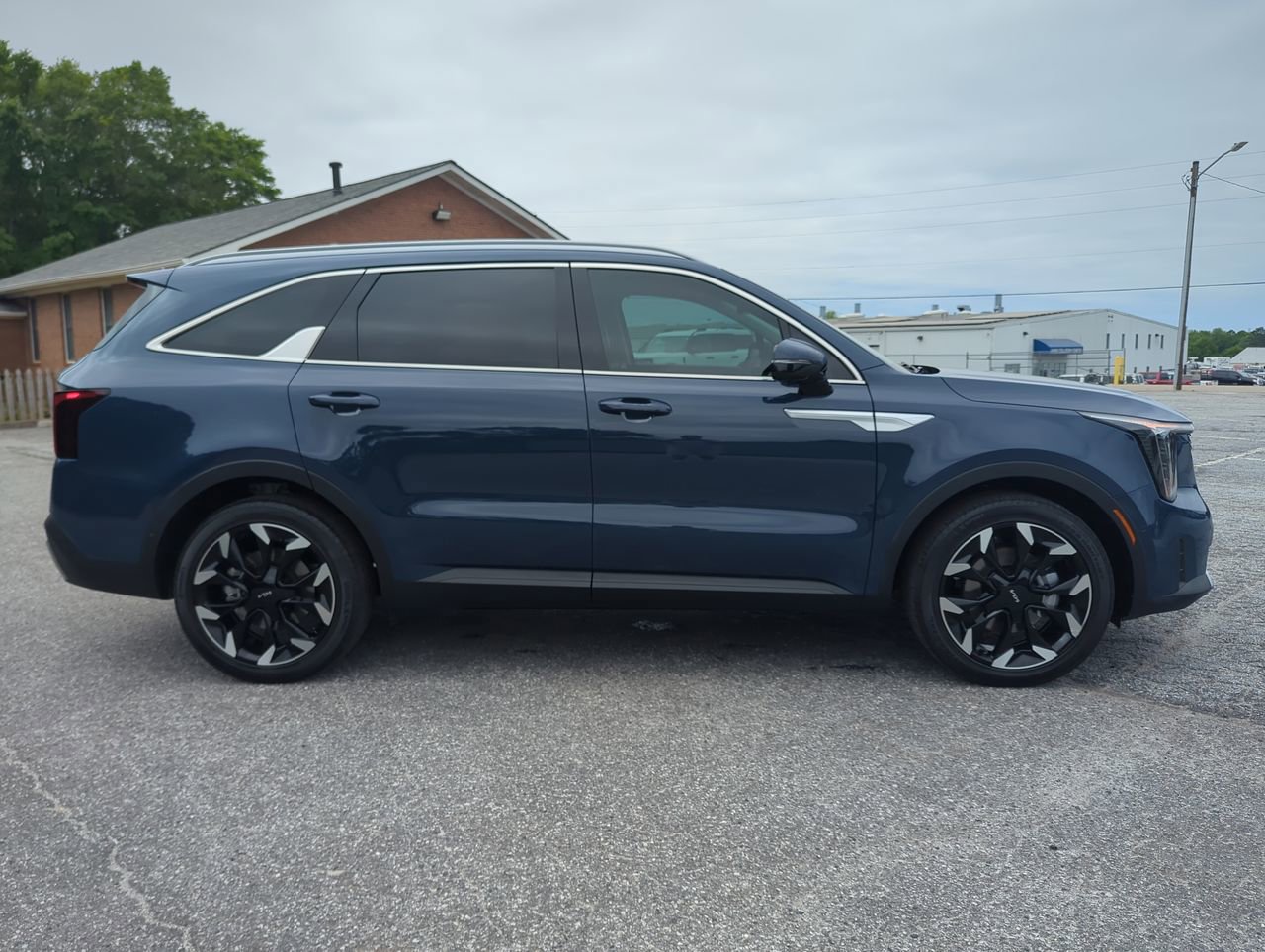 Used 2025 Kia Sorento SX FWD image 2
