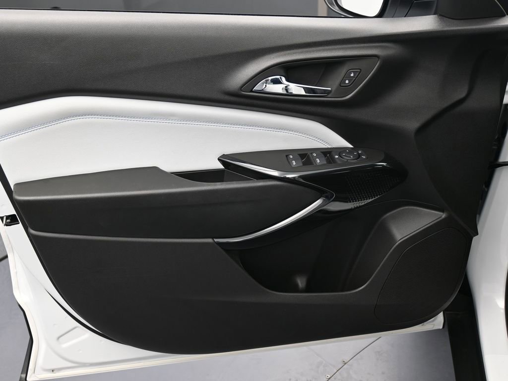 Used 2025 Chevrolet Trax LT w/ LT Convenience Package image 12