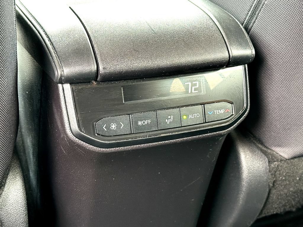 Used 2024 Toyota Highlander LE AWD/4WD image 21