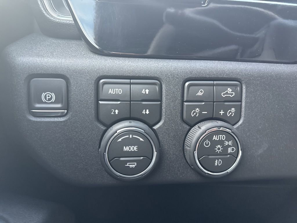 New 2026 Chevrolet Silverado 2500 LTZ w/ LTZ Convenience Package AWD/4WD image 25