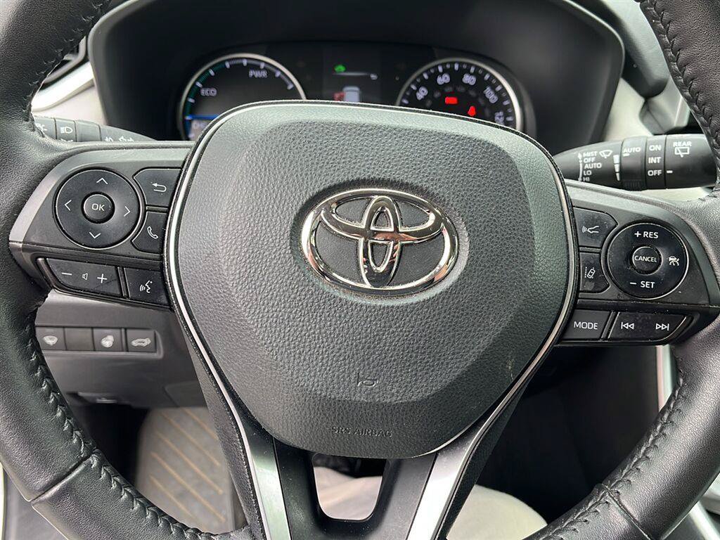 Used 2022 Toyota RAV4 XLE Premium AWD/4WD image 6