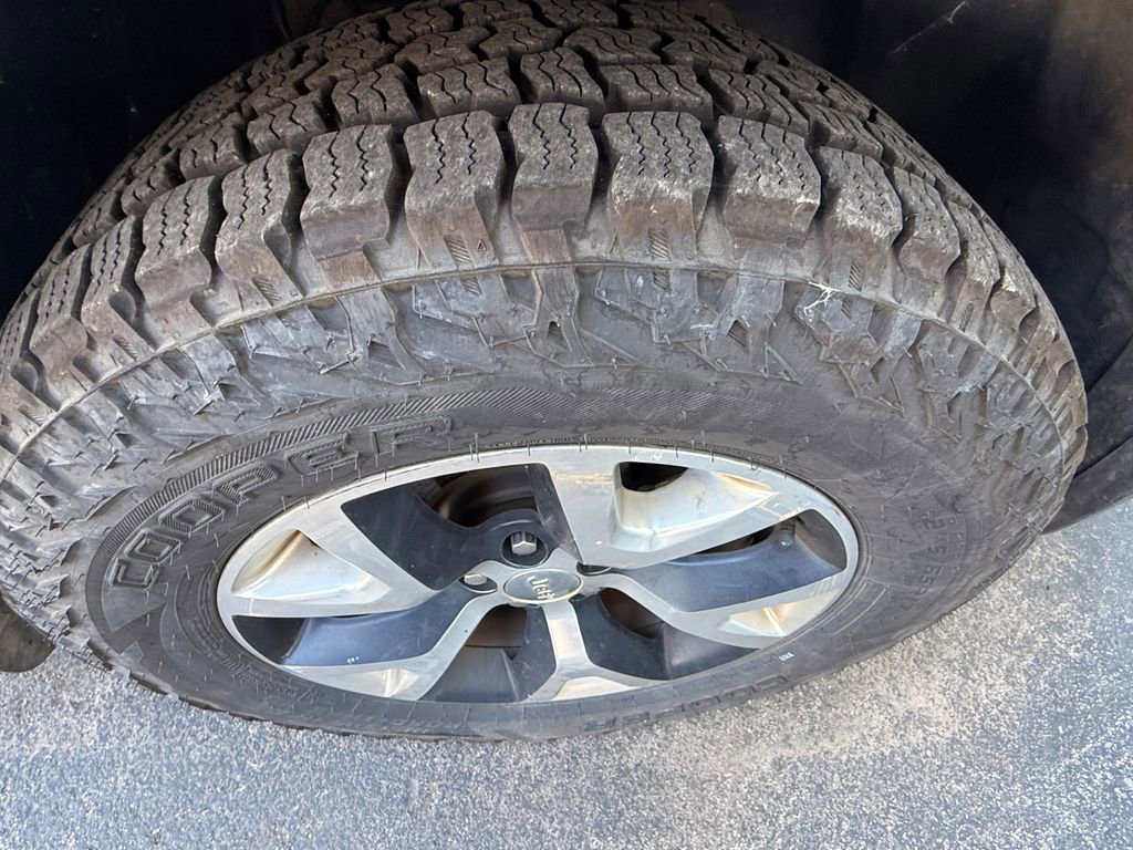 Used 2015 Jeep Cherokee Trailhawk AWD/4WD image 4