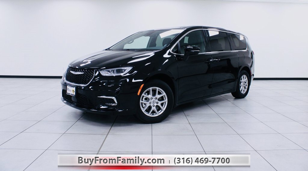 Used 2025 Chrysler Pacifica Select image 1