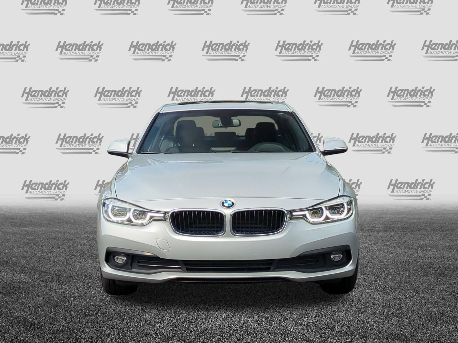 Used 2018 BMW 320i xDrive Sedan AWD/4WD image 3