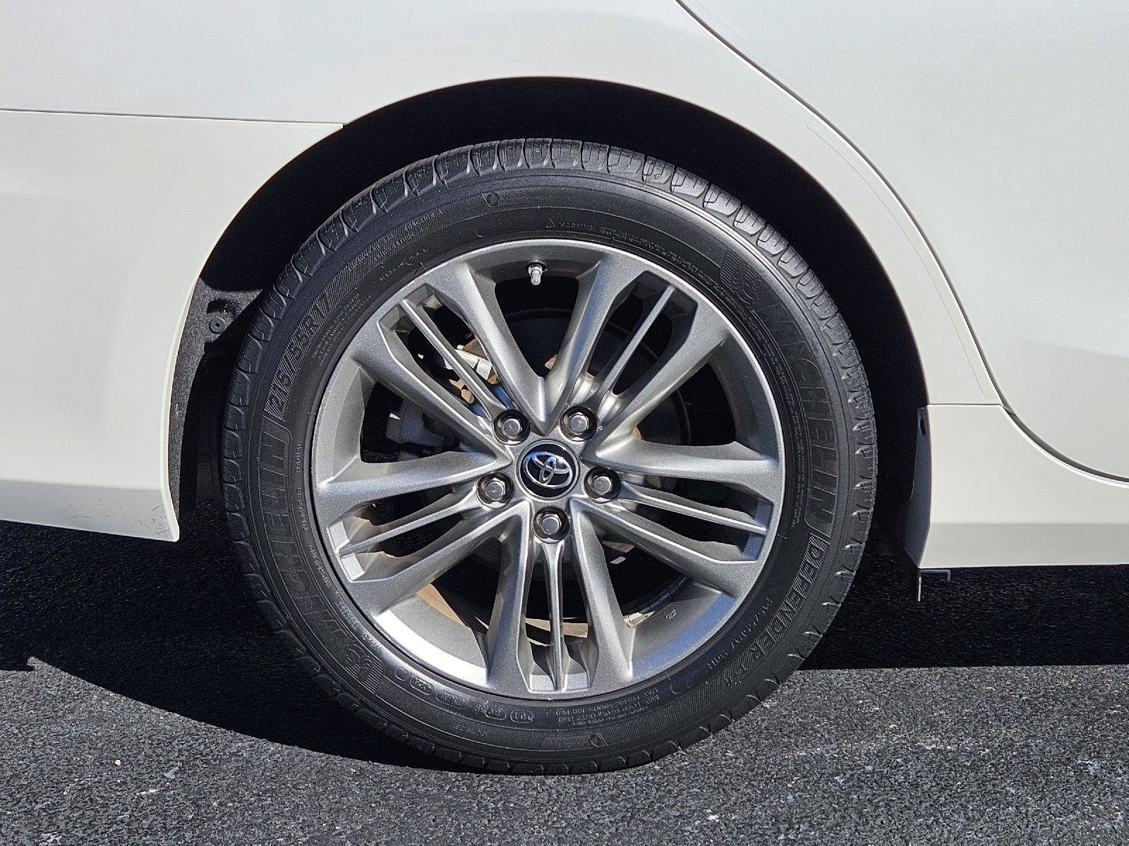 Used 2016 Toyota Camry SE w/ Moonroof Package FWD image 24