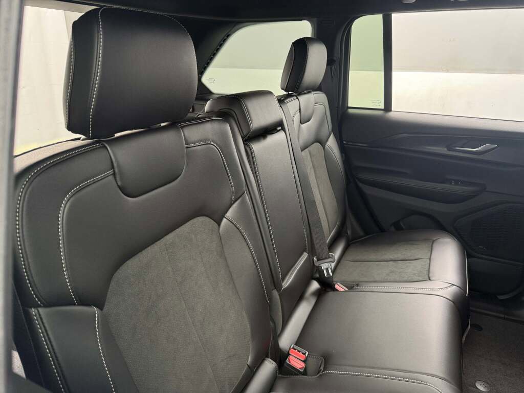 New 2025 Jeep Grand Cherokee Altitude image 21