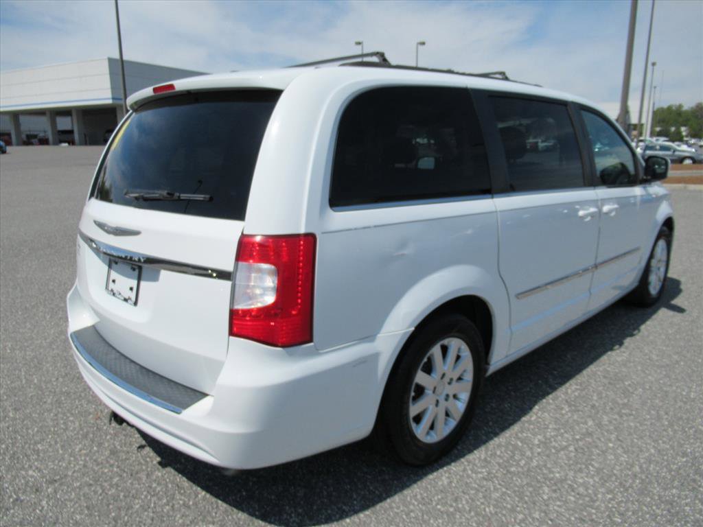 Used 2014 Chrysler Town & Country Touring image 7
