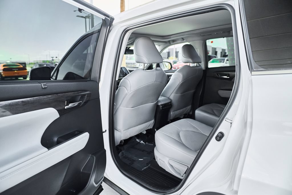 Used 2022 Toyota Highlander Platinum FWD image 16