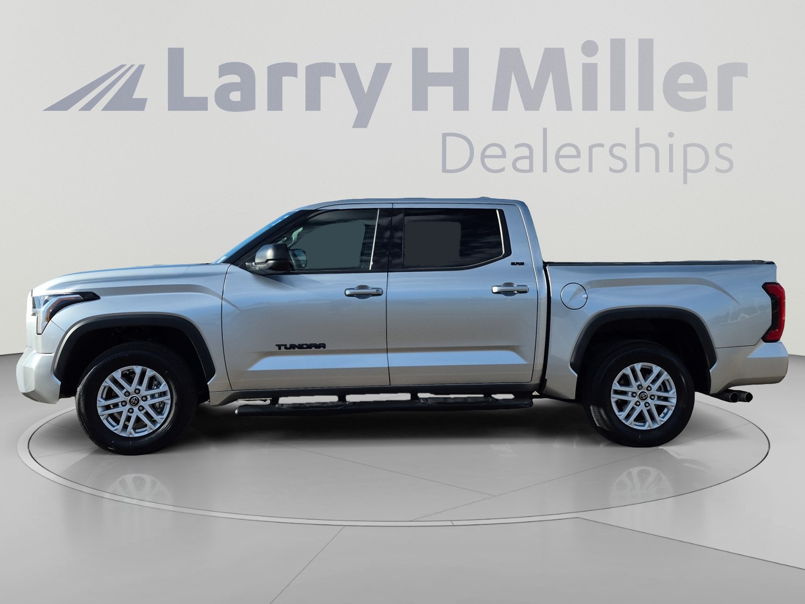 Used 2022 Toyota Tundra SR5 w/ SR5 Premium Package RWD image 2