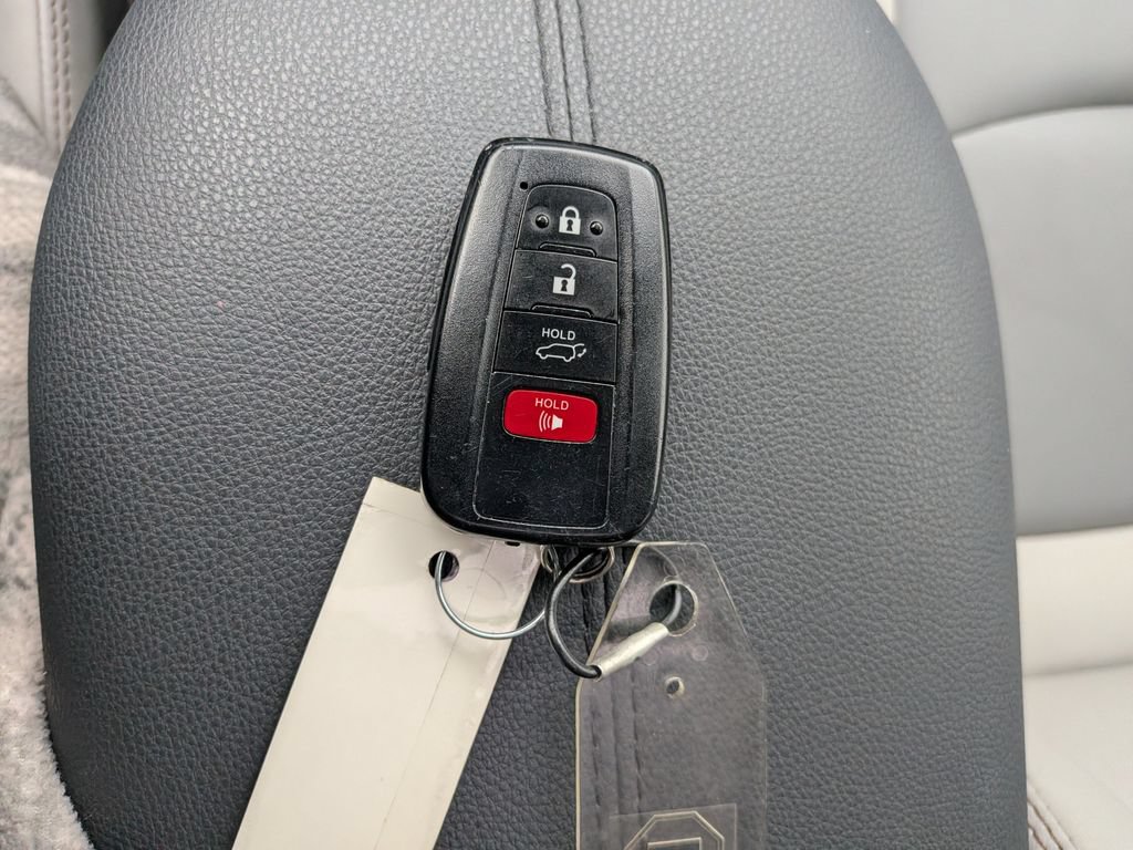 Used 2021 Toyota RAV4 XLE Premium AWD/4WD image 32