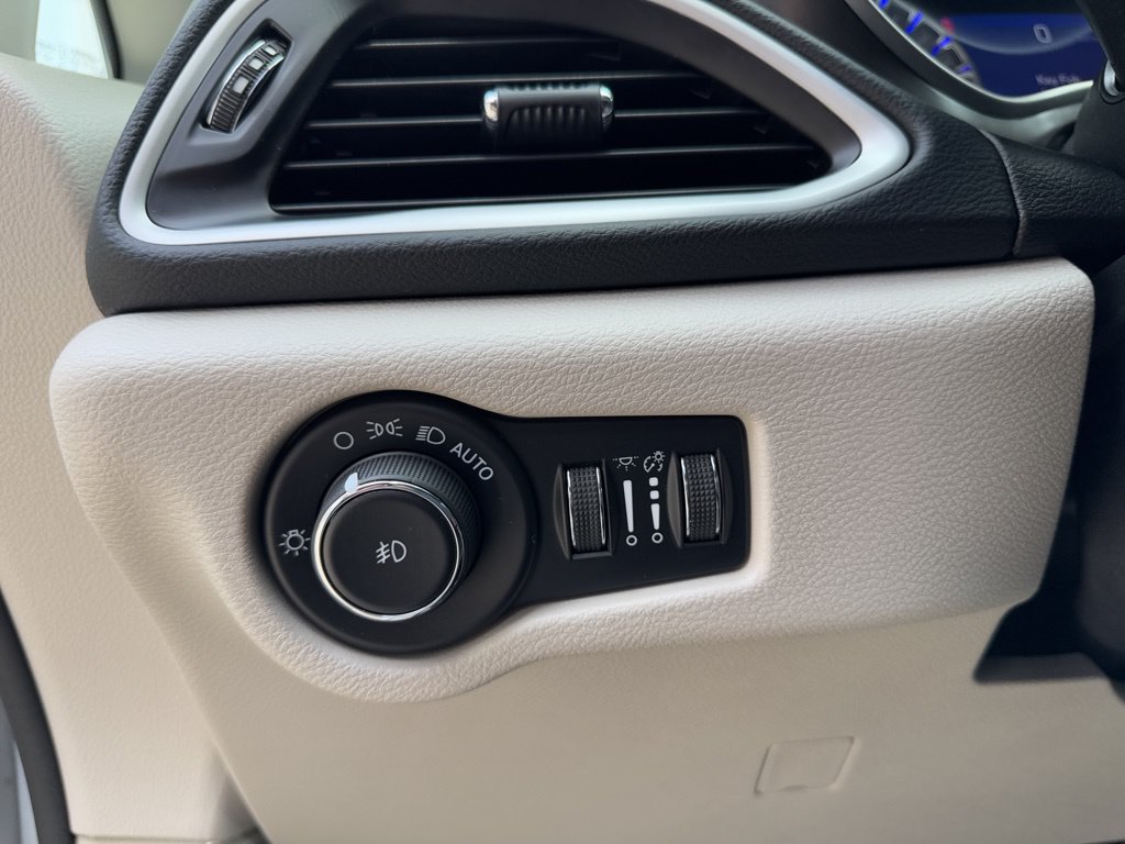 Used 2023 Chrysler Pacifica Touring-L FWD image 23