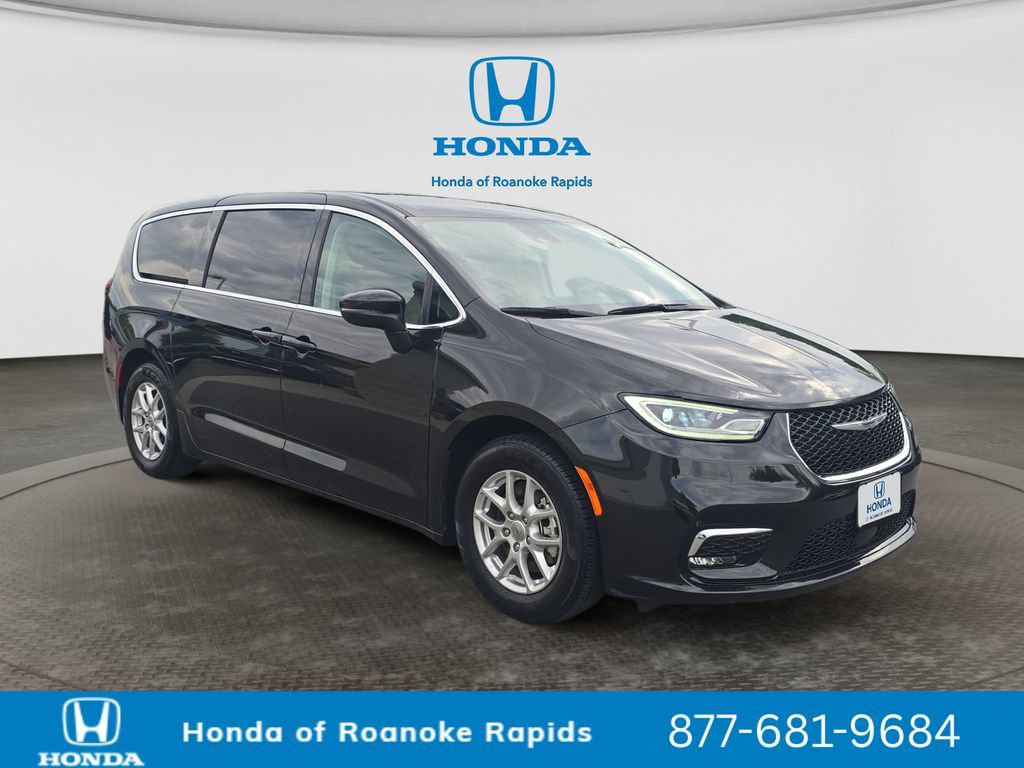 Used 2023 Chrysler Pacifica Touring-L FWD image 7