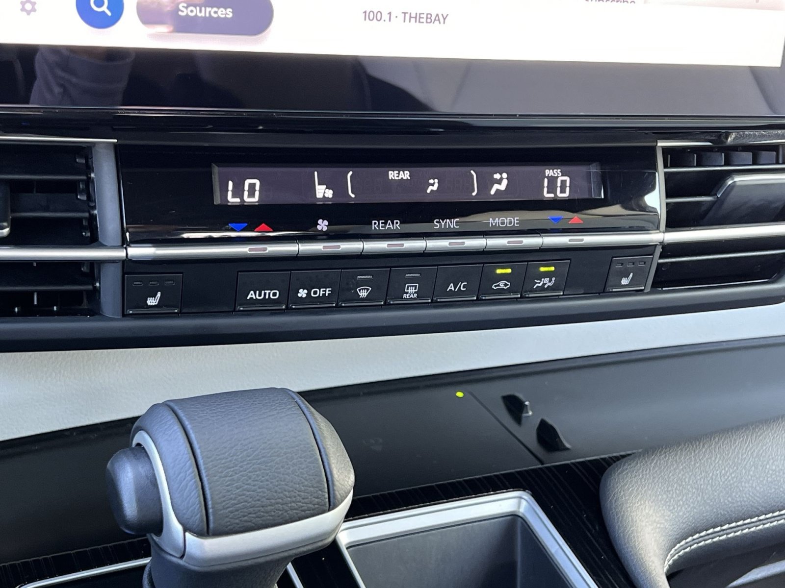 Used 2025 Toyota Sienna XSE w/ XSE Plus Package FWD image 30