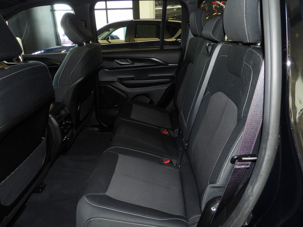 Used 2025 Jeep Grand Cherokee Laredo X w/ Luxury Tech Group I image 23