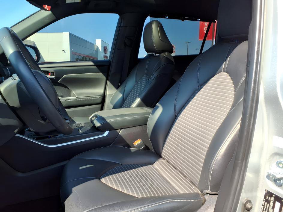 Used 2023 Toyota Highlander XSE FWD image 16