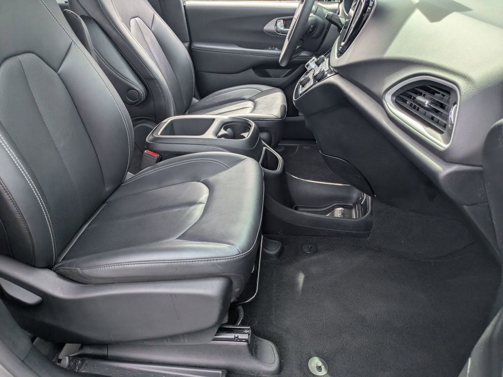 Used 2025 Chrysler Pacifica Select FWD image 31